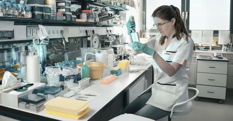 Imagen de archivo de una investigadora Imagen de archivo de una investigadora