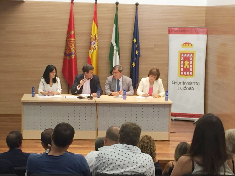 Reunión de alcaldes de las comarcas del norte de la provincia de Granada con representantes institucionales sobre la línea 400 de electricidad entre Atarfe, Baza y Vera. En la mesa, la subdelegada del Gobierno, el alcalde de Baza, el presidente de la Diputación y la delegada del Gobierno de la Junta en Granada Reunión de alcaldes de las comarcas del norte de la provincia de Granada con representantes institucionales sobre la línea 400 de electricidad entre Atarfe, Baza y Vera. En la mesa, la subdelegada del Gobierno, el alcalde de Baza, el presidente de la Diputación y la delegada del Gobierno de la Junta en Granada