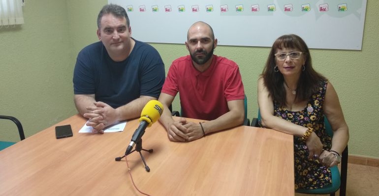 Por orden, el responsable provincial de organización de IU, Joaquín López, el portavoz de IU en el Ayuntamiento de La Carolina, Víctor Manuel Medina, y la coordinadora local, Pilar Gálvez. Por orden, el responsable provincial de organización de IU, Joaquín López, el portavoz de IU en el Ayuntamiento de La Carolina, Víctor Manuel Medina, y la coordinadora local, Pilar Gálvez.