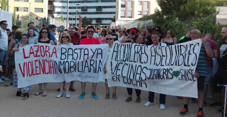Los vecinos afectados de la calle Juan Gris en una movilización Los vecinos afectados de la calle Juan Gris en una movilización