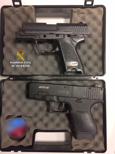 Pistolas simuladas incautadas por los agentes Pistolas simuladas incautadas por los agentes