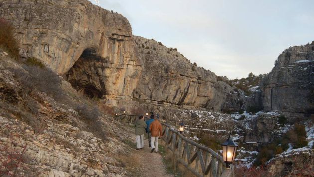 Camino a la gruta del barrio de La Cueva, en Vega del Codorno, a ver el belén viviente. Camino a la gruta del barrio de La Cueva, en Vega del Codorno, a ver el belén viviente.
