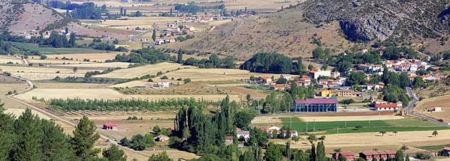 Valle del río Cuervo por el que se dispersan los barrios de Vega del Codorno. Valle del río Cuervo por el que se dispersan los barrios de Vega del Codorno.
