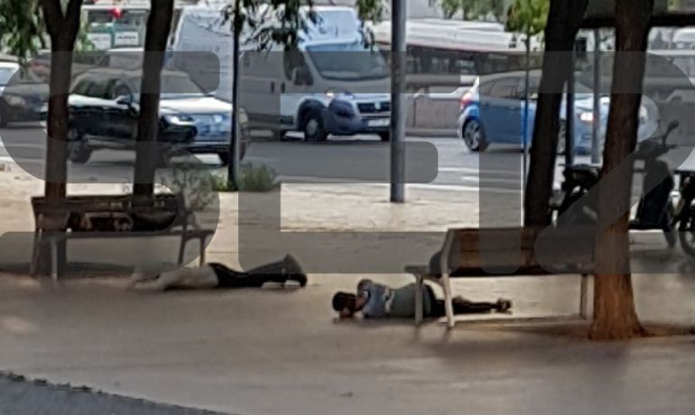 Joves immigrants dormint en bancs al carrer, davant la Ciutat de la Justícia de l'Hospitalet Joves immigrants dormint en bancs al carrer, davant la Ciutat de la Justícia de l'Hospitalet