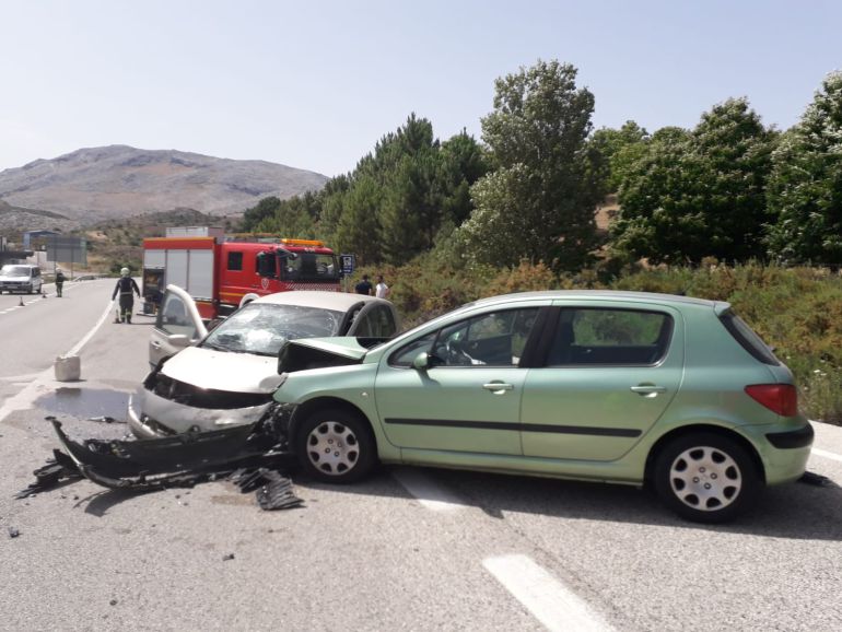 Dos de los tres coches implicados en el accidente de tráfico de este miércoles. Dos de los tres coches implicados en el accidente de tráfico de este miércoles.