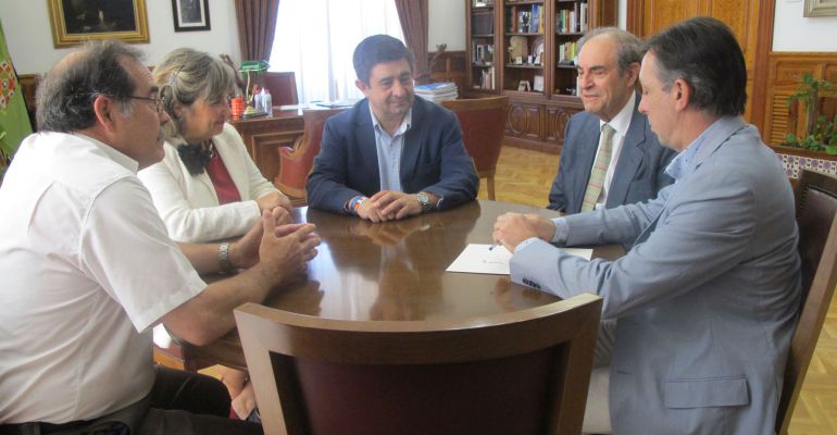 De izquierda a derecha, José María Capitán, Adela Tarifa, Francisco Reyes y Ramiro Rivera, junto al gerente del IEG De izquierda a derecha, José María Capitán, Adela Tarifa, Francisco Reyes y Ramiro Rivera, junto al gerente del IEG