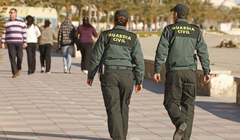 Agentes de la Guardia Civil trasladaron al enfermo desde su domicilio en A Fonsagrada hasta el HULA Agentes de la Guardia Civil trasladaron al enfermo desde su domicilio en A Fonsagrada hasta el HULA