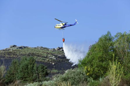Un helicóptero refresca una zona quemada en nuestra provincia, en una imagen de archivo Un helicóptero refresca una zona quemada en nuestra provincia, en una imagen de archivo
