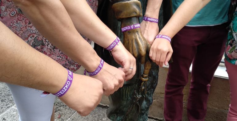 Margolariak llevarán pulseras moradas contra la violencia machista Margolariak llevarán pulseras moradas contra la violencia machista