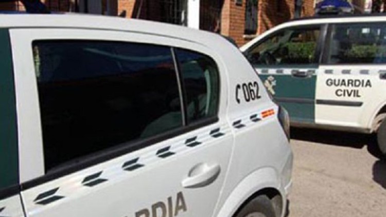Hallan el cadáver de un hombre enterrado en el patio de su vivienda