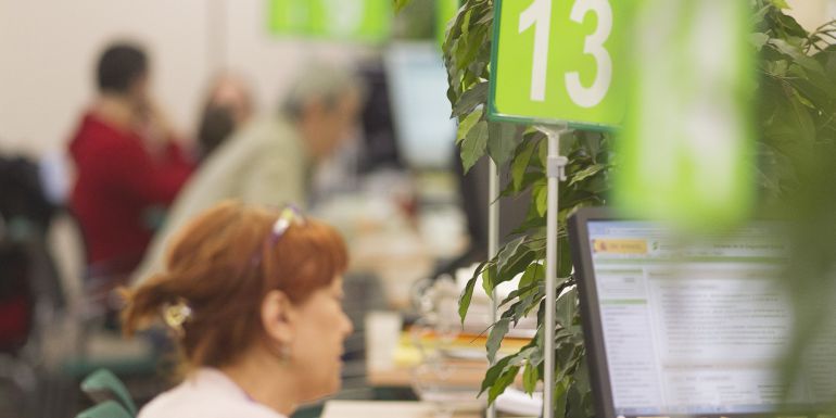Una mujer en la oficina de empleo Una mujer en la oficina de empleo
