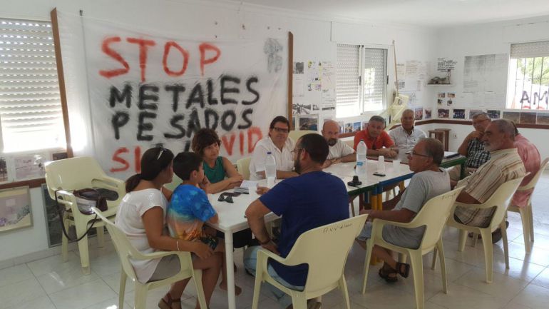 Los vecinos del Llano se reunieron esta semana con miembros de Podemos y con el investigador José Matías Peñas. Los vecinos del Llano se reunieron esta semana con miembros de Podemos y con el investigador José Matías Peñas.