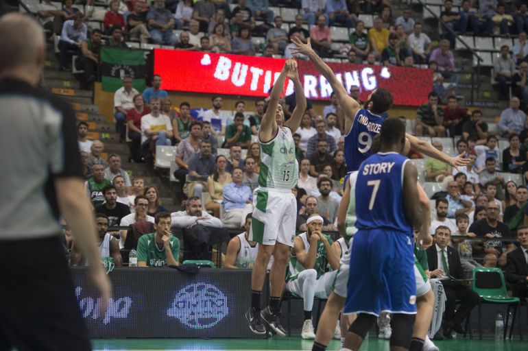 Pol Molins, en acción, jugador cedido por el Divina Seguros Joventut, por el Club Ourense Blaoncesto, una temporada. Pol Molins, en acción, jugador cedido por el Divina Seguros Joventut, por el Club Ourense Blaoncesto, una temporada.