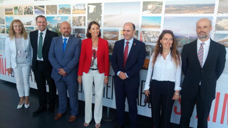 La ministra Reyes Maroto, en el centro, visita las instalaciones del CENER en Sarriguren La ministra Reyes Maroto, en el centro, visita las instalaciones del CENER en Sarriguren