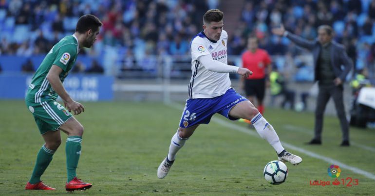 Guti controla durante el partido contra el Real Oviedo en La Romareda Guti controla durante el partido contra el Real Oviedo en La Romareda
