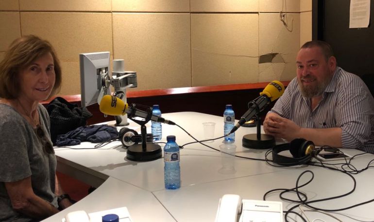 Anna Sallés i Xavier Theros, als estudis de Ràdio Barcelona. Anna Sallés i Xavier Theros, als estudis de Ràdio Barcelona.