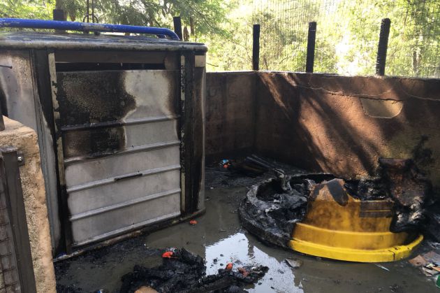 Los contenedores incendiados eran de reciclaje para vidrio y papel Los contenedores incendiados eran de reciclaje para vidrio y papel