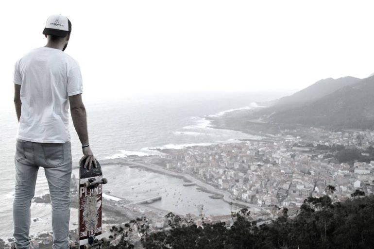 Skater en la cima del Monte Trega Skater en la cima del Monte Trega