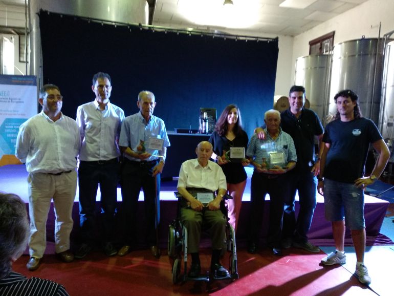La Bodega Virgen de la Asunción homenajea en su 61 cumpleaños a sus cuatro socios más veteranos con una placa que recogieron Luis Roda, Heliodoro Esteban, Narciso Cob yla hija de Asunción Llorente La Bodega Virgen de la Asunción homenajea en su 61 cumpleaños a sus cuatro socios más veteranos con una placa que recogieron Luis Roda, Heliodoro Esteban, Narciso Cob yla hija de Asunción Llorente