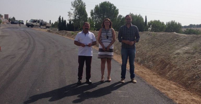 De izquierda a derecha, el diputado de Infraestructuras Municipales, José Castro, la alcaldesa de Peal, Ana Dolores Rubia, y Carlos Anguis, segundo teniente de alcalde. De izquierda a derecha, el diputado de Infraestructuras Municipales, José Castro, la alcaldesa de Peal, Ana Dolores Rubia, y Carlos Anguis, segundo teniente de alcalde.