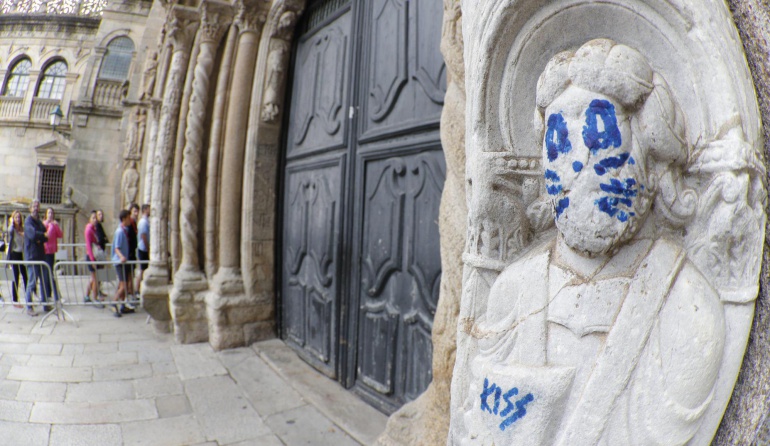 GRAF2794. SANTIAGO DE COMPOSTELA. La fachada de Platerías de la catedral de Santiago de Compostela ha aparecido esta mañana con un grafiti en una de sus figuras. GRAF2794. SANTIAGO DE COMPOSTELA. La fachada de Platerías de la catedral de Santiago de Compostela ha aparecido esta mañana con un grafiti en una de sus figuras.