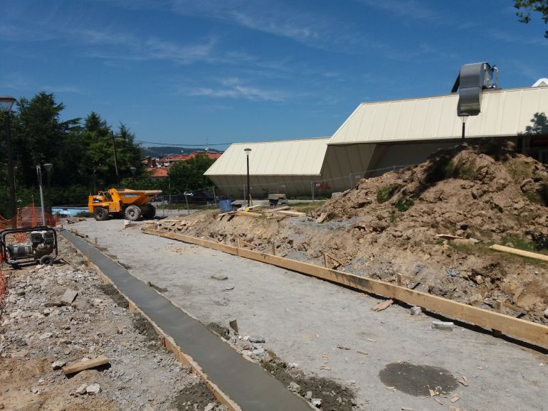 Obras de construcción de la rampa de acceso peatonal al aparcamiento del polideportivo Artaleku. 