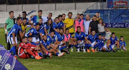 Los jugadores del Linares Deportivo posan con el trofeo conseguido. Los jugadores del Linares Deportivo posan con el trofeo conseguido.