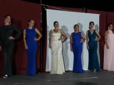 Todas las chicas participantes, en el último pase, con traje de fiesta Todas las chicas participantes, en el último pase, con traje de fiesta