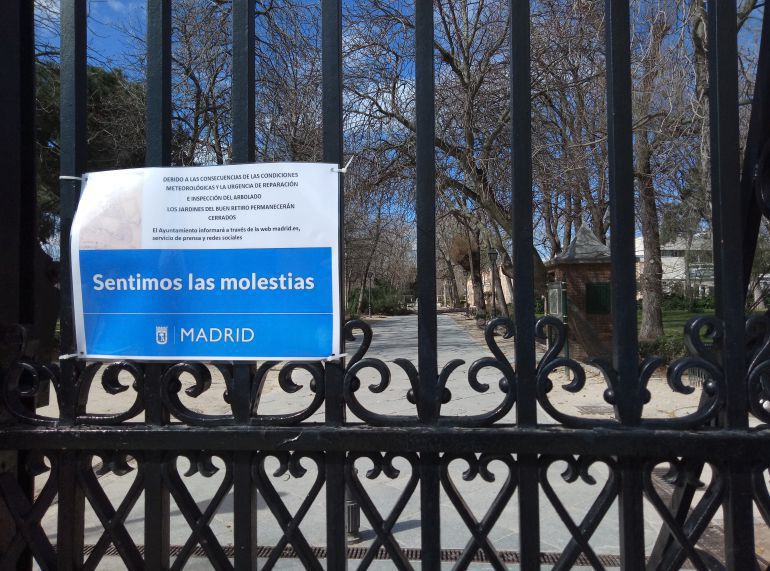 Un cartel avisa del cierre del parque el pasado mayo. Un cartel avisa del cierre del parque el pasado mayo.