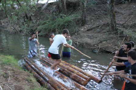 Exhibición de gancheros en el río de como trasportaban las maderadas a traves de su curso Exhibición de gancheros en el río de como trasportaban las maderadas a traves de su curso