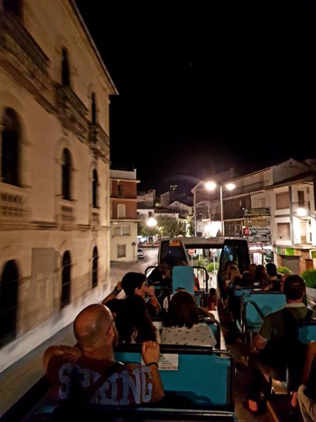 El bus panorámico entrando en la plaza de la Constiucion de Cazorla tras una ruta nocturna El bus panorámico entrando en la plaza de la Constiucion de Cazorla tras una ruta nocturna