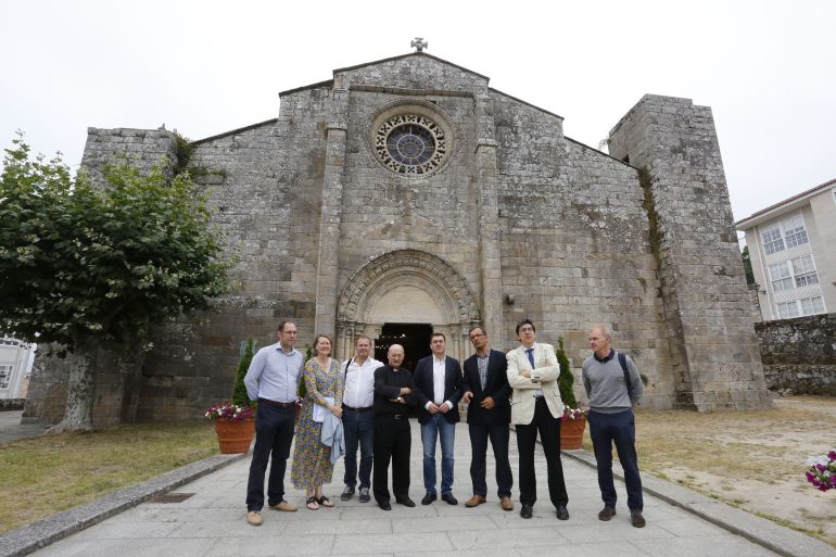 El conselleiro de Cultura (cuarto por la derecha) durante la visita a la Iglesia Santa María de Baiona. El conselleiro de Cultura (cuarto por la derecha) durante la visita a la Iglesia Santa María de Baiona.