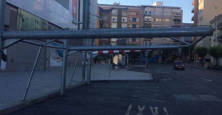 Situación de la lona de la parada de taxis de El Corte Inglés. Situación de la lona de la parada de taxis de El Corte Inglés.