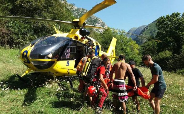 El joven, tras ser reanimado por la médica palentina, fue trasladado al hospital en helicóptero El joven, tras ser reanimado por la médica palentina, fue trasladado al hospital en helicóptero