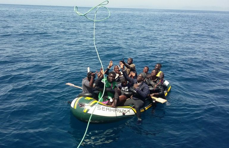 Patera con inmigrantes en el Estrecho. Patera con inmigrantes en el Estrecho.