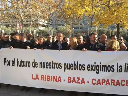 El alcalde de Pozo Alcón, Iván Cruz en el centro de una de las concentraciones en Madrid para reivindicar la linea eléctrica El alcalde de Pozo Alcón, Iván Cruz en el centro de una de las concentraciones en Madrid para reivindicar la linea eléctrica