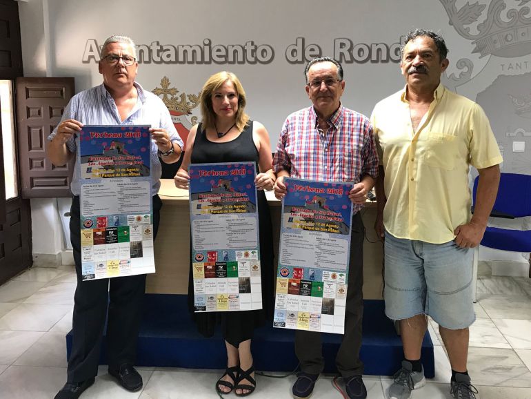 José Mª Viruel, vicepresidente de la asociación de vecinos Joaquín Peinado; junto a Mª Paz Aguilar, delegada municipal de Participación Ciudadana; Miguel Ordoñez, vocal de Fiestas; y Carlos Salas, vocal de Cultura y Deportes. José Mª Viruel, vicepresidente de la asociación de vecinos Joaquín Peinado; junto a Mª Paz Aguilar, delegada municipal de Participación Ciudadana; Miguel Ordoñez, vocal de Fiestas; y Carlos Salas, vocal de Cultura y Deportes.