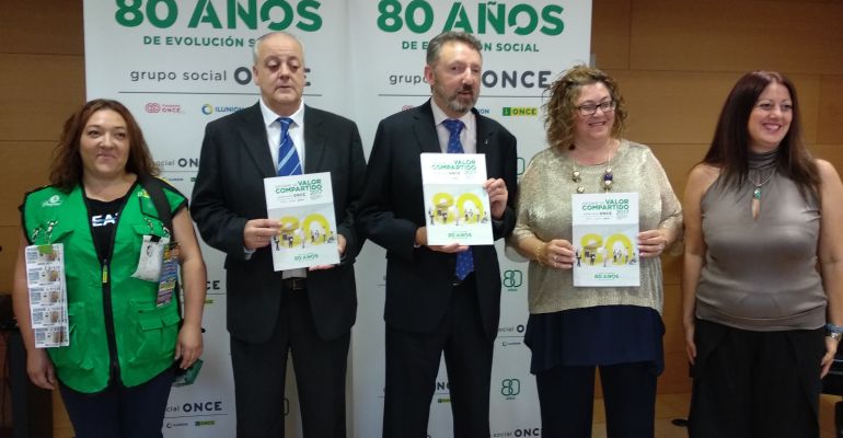 De izqda a dcha, una vendedora jiennense, Alhelí Guillén; el consejero territorial, Francisco Cabrera; el delegado territorial de Andalucía, Ceuta y Melilla, Cristóbal Martínez, la directora de la ONCE Jaén, Rosario Sedano y la Vicedirectora de ONCE Jaén. De izqda a dcha, una vendedora jiennense, Alhelí Guillén; el consejero territorial, Francisco Cabrera; el delegado territorial de Andalucía, Ceuta y Melilla, Cristóbal Martínez, la directora de la ONCE Jaén, Rosario Sedano y la Vicedirectora de ONCE Jaén.