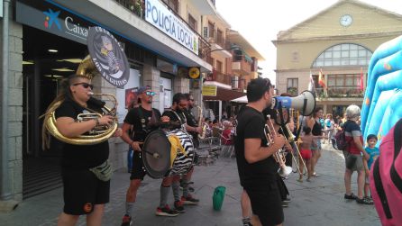 La charanga 'Los Fugitivos' tocando en la plaza La charanga 'Los Fugitivos' tocando en la plaza