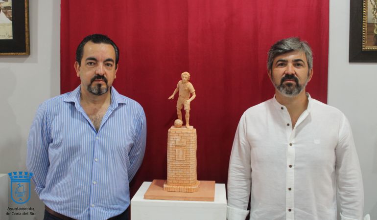 El escultor Fernando Castejón, a la izquierda de la imagen, flanquea el boceto de su obra junto al alcalde de Coria, Modesto González El escultor Fernando Castejón, a la izquierda de la imagen, flanquea el boceto de su obra junto al alcalde de Coria, Modesto González