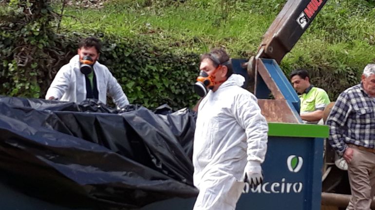 Operarios retirando lindano de O Porriño en la parroquia de Contrasto. Operarios retirando lindano de O Porriño en la parroquia de Contrasto.