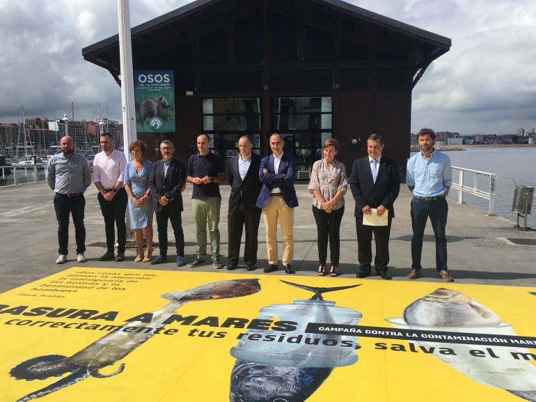 Miembros de la corporación y responsables del puerto deportivo en la presentación de la campaña Miembros de la corporación y responsables del puerto deportivo en la presentación de la campaña