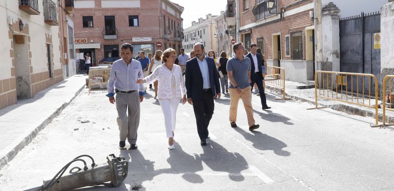 El consejero Pedro Rollán junto a la alcaldesa de Fuente el Saz, María José Moñino El consejero Pedro Rollán junto a la alcaldesa de Fuente el Saz, María José Moñino