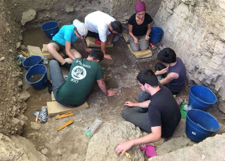 Arqueólogos encuentran restos del Paleolítico en la Cova de la Foia de Vilafranca Arqueólogos encuentran restos del Paleolítico en la Cova de la Foia de Vilafranca