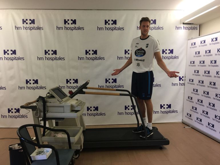 El jugador Nick Spires posa para los medios durante el reconocimiento médico El jugador Nick Spires posa para los medios durante el reconocimiento médico