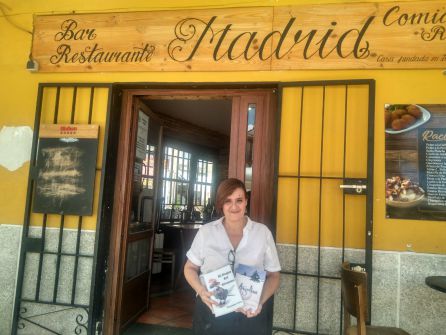 Andrea Pérez, cocinera del bar Madrid, con dos libros de la ruta literaria Andrea Pérez, cocinera del bar Madrid, con dos libros de la ruta literaria