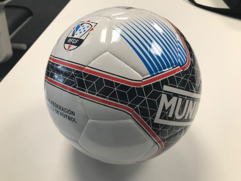 Tratase de un balón deseñado excluisvamente para a Real Federcaión Galega de Fútbol, contando coas cores da bandeira galega e o escudo da RFGF. Tratase de un balón deseñado excluisvamente para a Real Federcaión Galega de Fútbol, contando coas cores da bandeira galega e o escudo da RFGF.