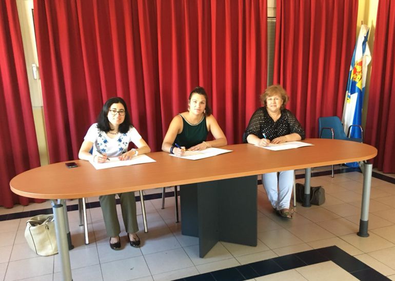 Los representantes de los tres municipios en el momento de la firma del acuerdo Los representantes de los tres municipios en el momento de la firma del acuerdo