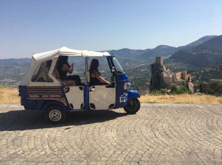 Se desplaza con comodidad por sus empinadas calles y accede a lugares con maravillosas vistas Se desplaza con comodidad por sus empinadas calles y accede a lugares con maravillosas vistas