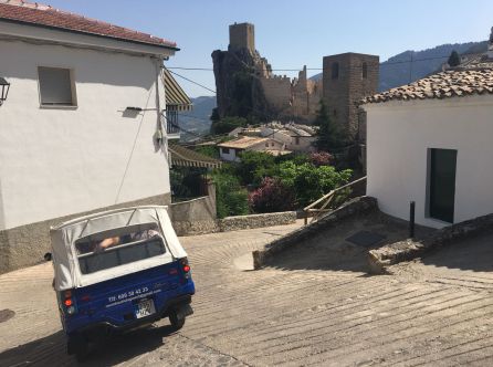 El pequeño Tuk Tuk realiza rutas por estrechas y empinadas calles de La Iruela El pequeño Tuk Tuk realiza rutas por estrechas y empinadas calles de La Iruela